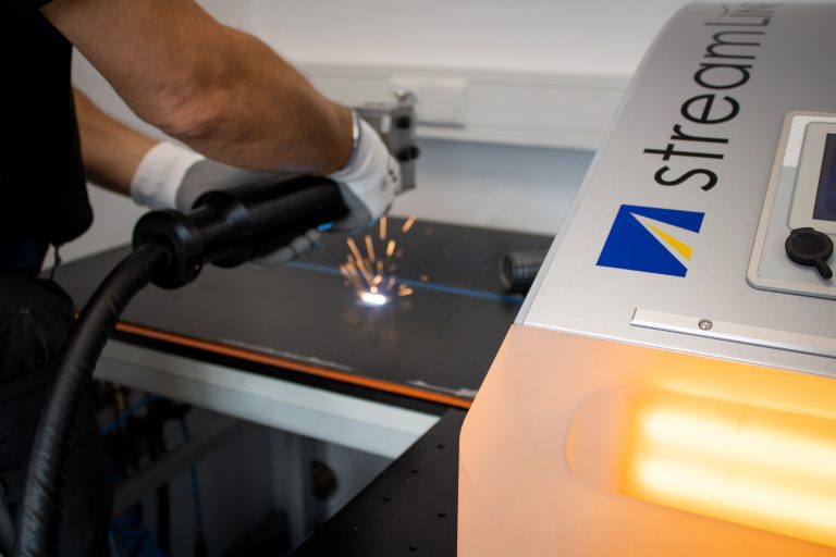 Equipo de limpieza láser compacto streamLINE en acción